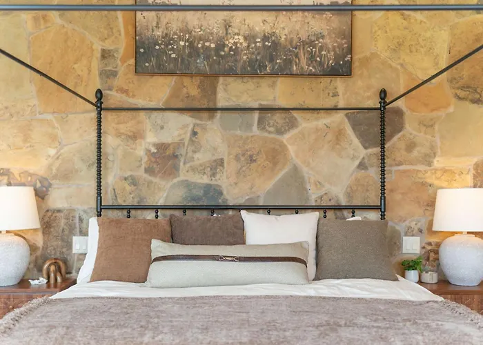 Vakantiehuis New - Tuscan Red Rock Overlook - Spectacular Views 2 Pools Waterfalls Fire Features Sauna Massage Chairs & Salt Sedona