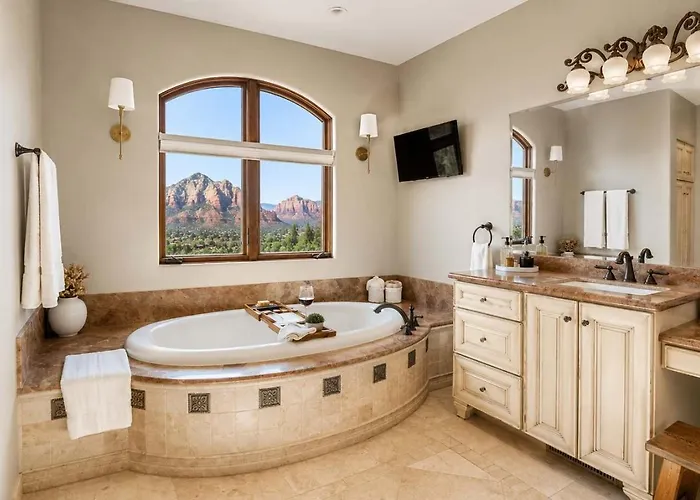 Vakantiehuis New - Tuscan Red Rock Overlook - Spectacular Views 2 Pools Waterfalls Fire Features Sauna Massage Chairs & Salt Sedona
